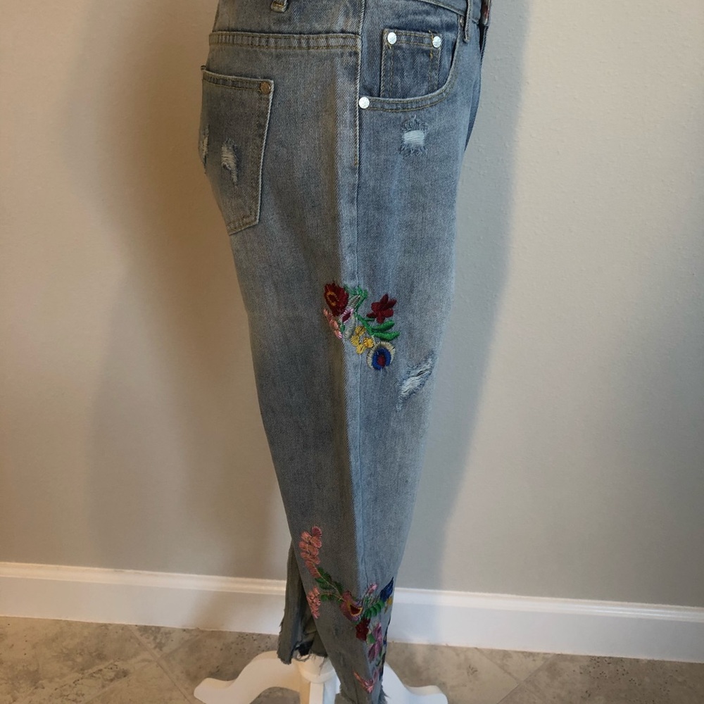Embroidered floral cropped jeans - Picture 4 of 5